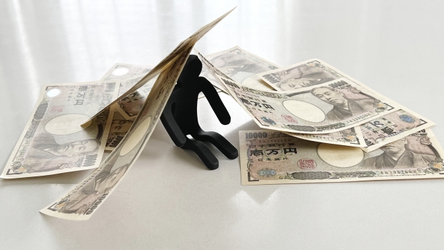 借金を背負う男。袋井市で借金返済の無料相談ができます